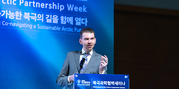 ACEP’s Magnus de Witt gives a presentation at a breakout session at the 10th Arctic Partnership Week in Busan, the Republic of Korea. Photo courtesy of the Arctic Partnership Week