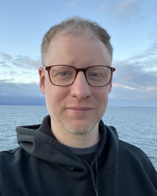 Photo of Dan Cushing in front of ocean