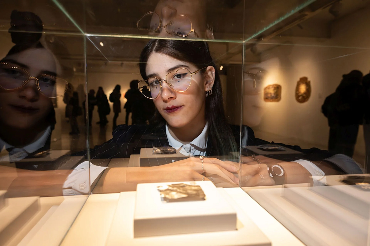 Marina Gonzalez Mazo (BFA ’24) with her award-winning silver clay work, Nota, which received second prize at the Muestra de Arte Joven en La Rioja in Spain. Photo credit: Fernando Diaz