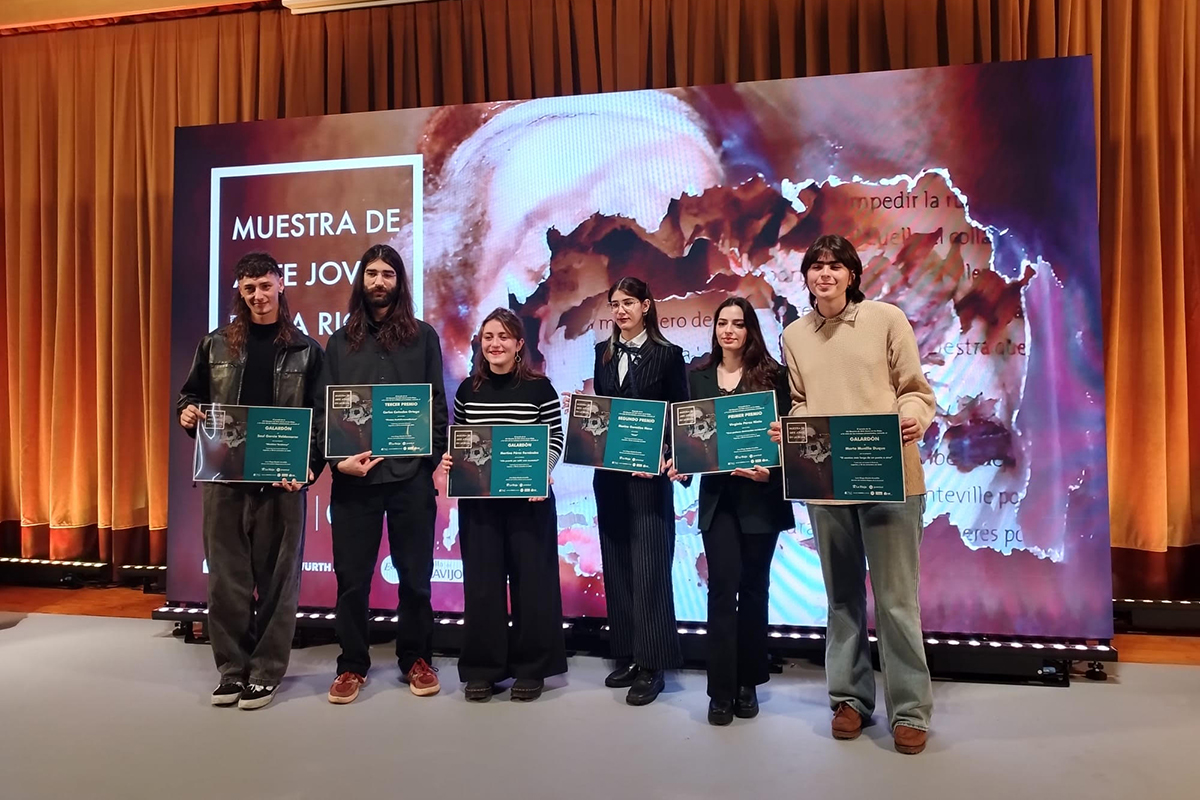 Marina Gonzalez Mazo (BFA ’24) stands with fellow award recipients at the Muestra de Arte Joven en La Rioja awards ceremony in La Rioja, Spain. Photo credit: Fernando Diaz