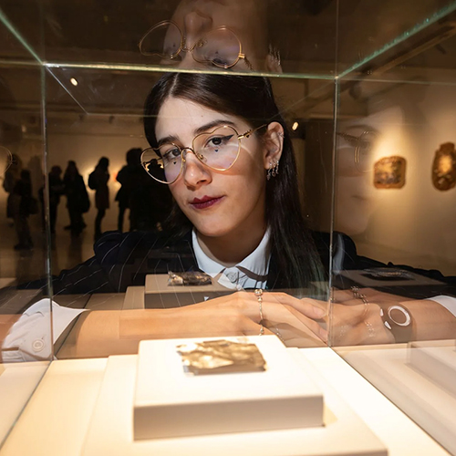 Marina Gonzalez Mazo with her award-winning artwork, Nota. Photo credit: Fernando Diaz