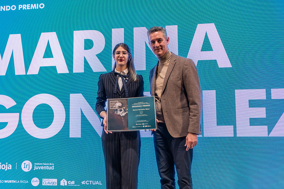 Marina Gonzalez Mazo accepts second prize at the Muestra de Arte Joven en La Rioja awards ceremony on Nov. 28 in La Rioja, Spain. Photo credit: Fernando Diaz
