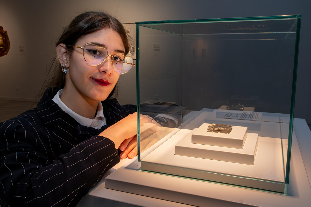Marina Gonzalez Mazo (BFA ’24) with her award-winning silver clay work, Nota, which received second prize at the Muestra de Arte Joven en La Rioja in Spain. Photo credit: Fernando Diaz