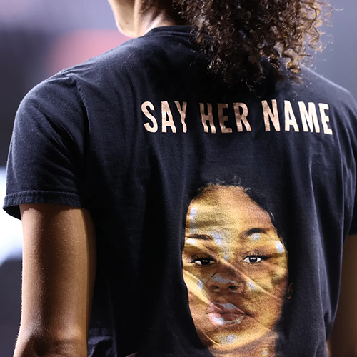 A WNBA player wears a warmup shirt honoring Breonna Taylor before a 2020 playoff game. Photo by Ned Dishman/NBAE via Getty Images