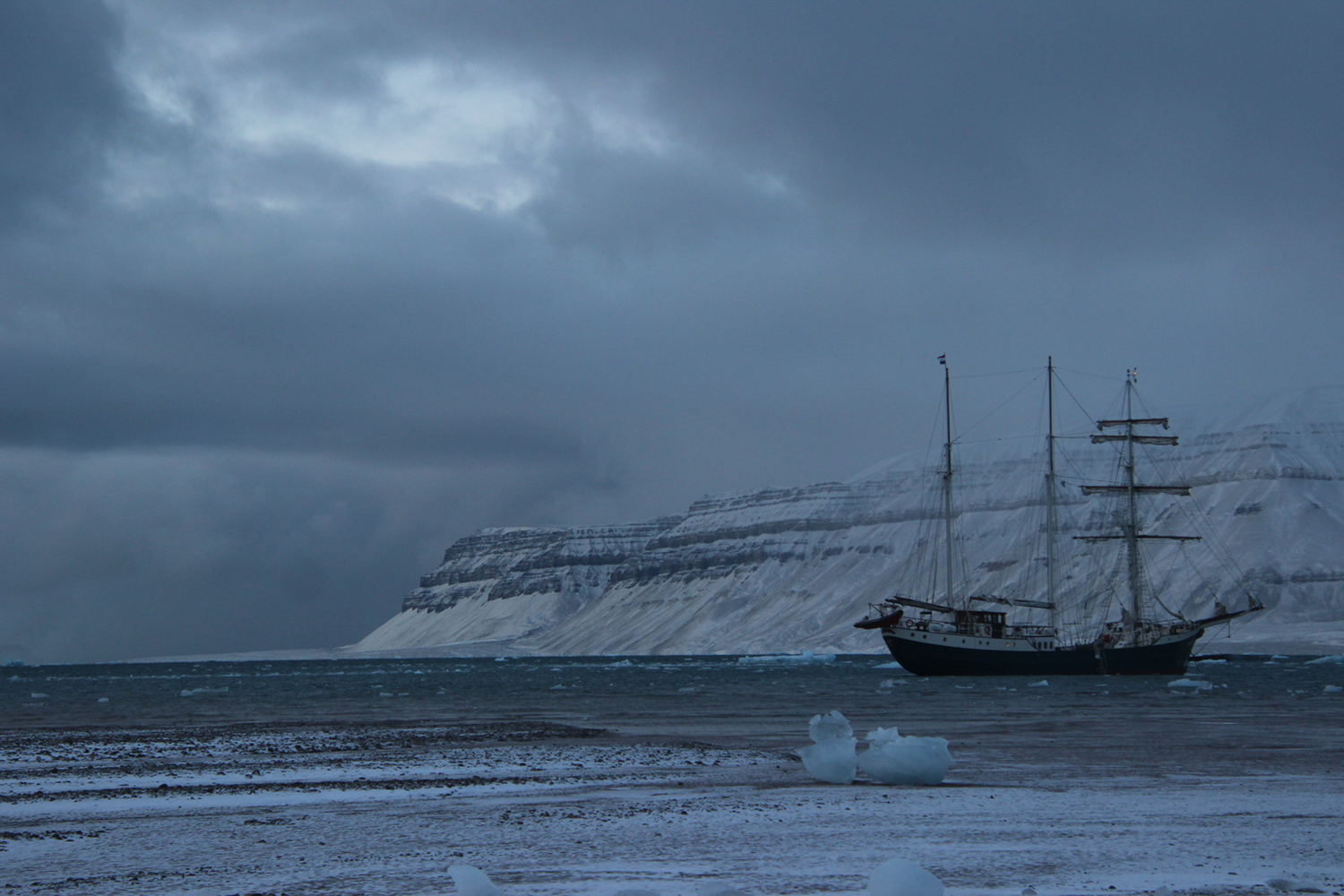 The Antigua ship in front of a glacier. Photo courtesy of Daryl Farmer