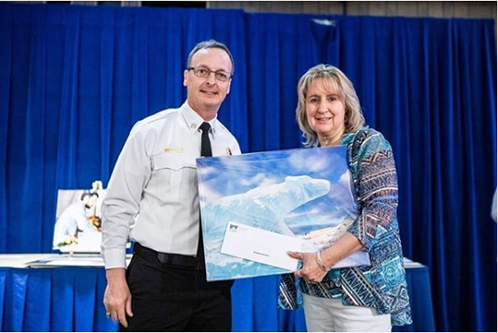 Kim Runnion receiving 25 Year service award