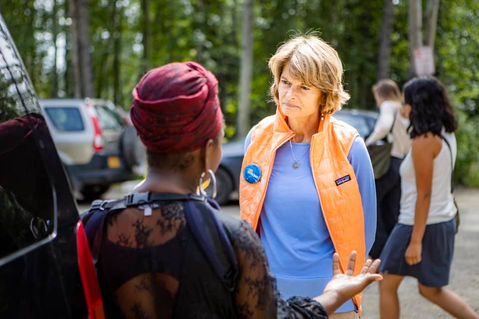 Sen. Lisa Murkowski speaks with a student at UAF.