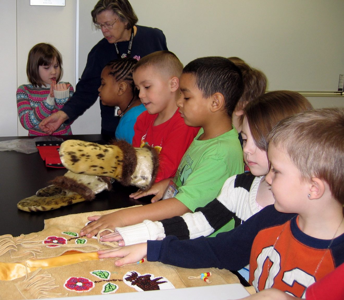 UAMN docent Marcella Hill shares cultural objects with students.