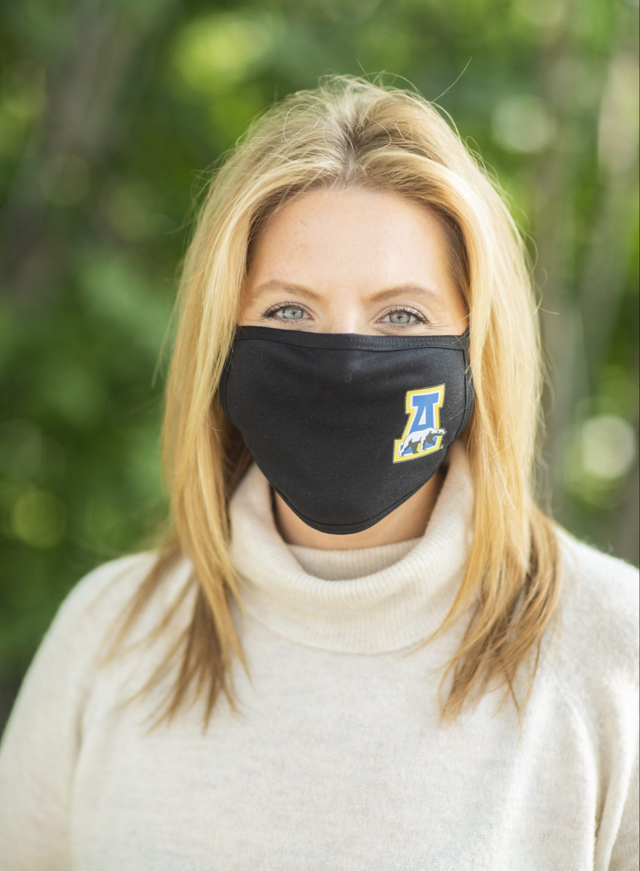 Julie Queen head shot, wearing a COVID mask.