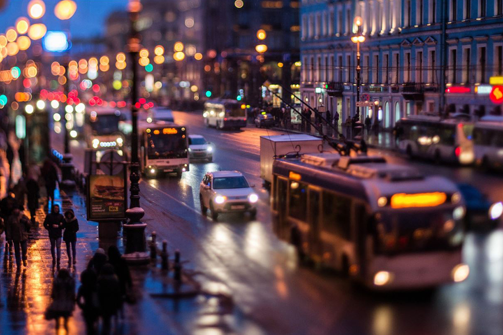 A busy street at night in Russia | Stock image from Canva