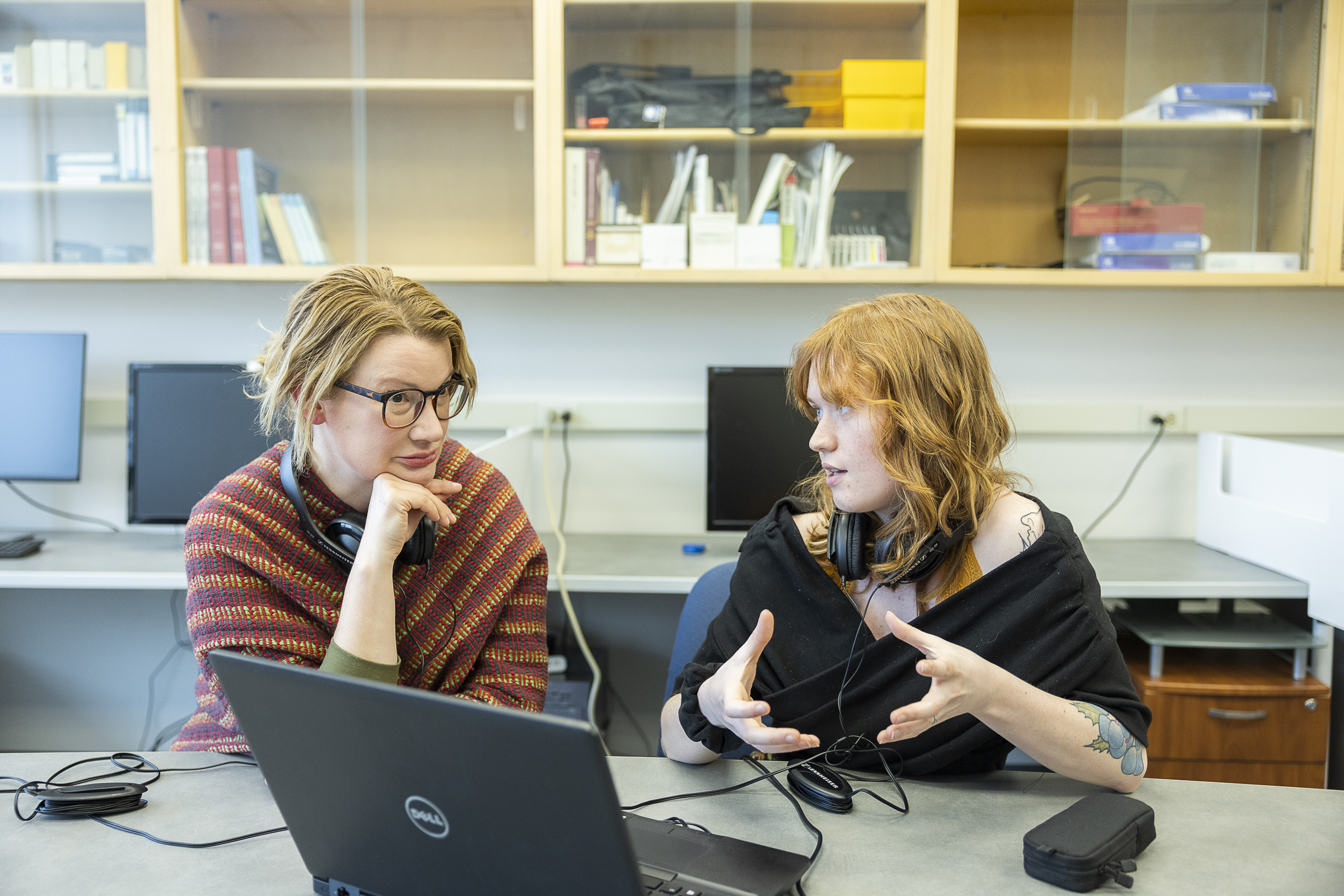 Robin Shoaps (L) mentors student Meredth McMahon (R) for her 2023 URSA mentor project