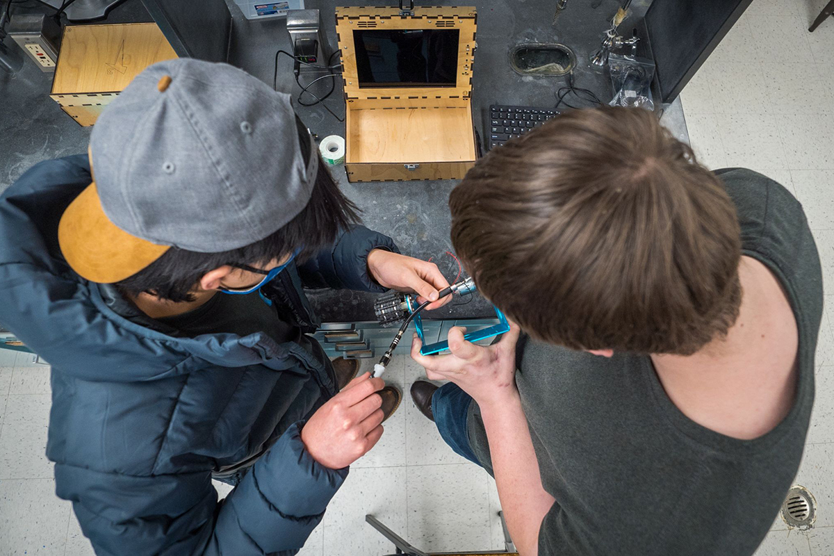 Studednts working together on a project