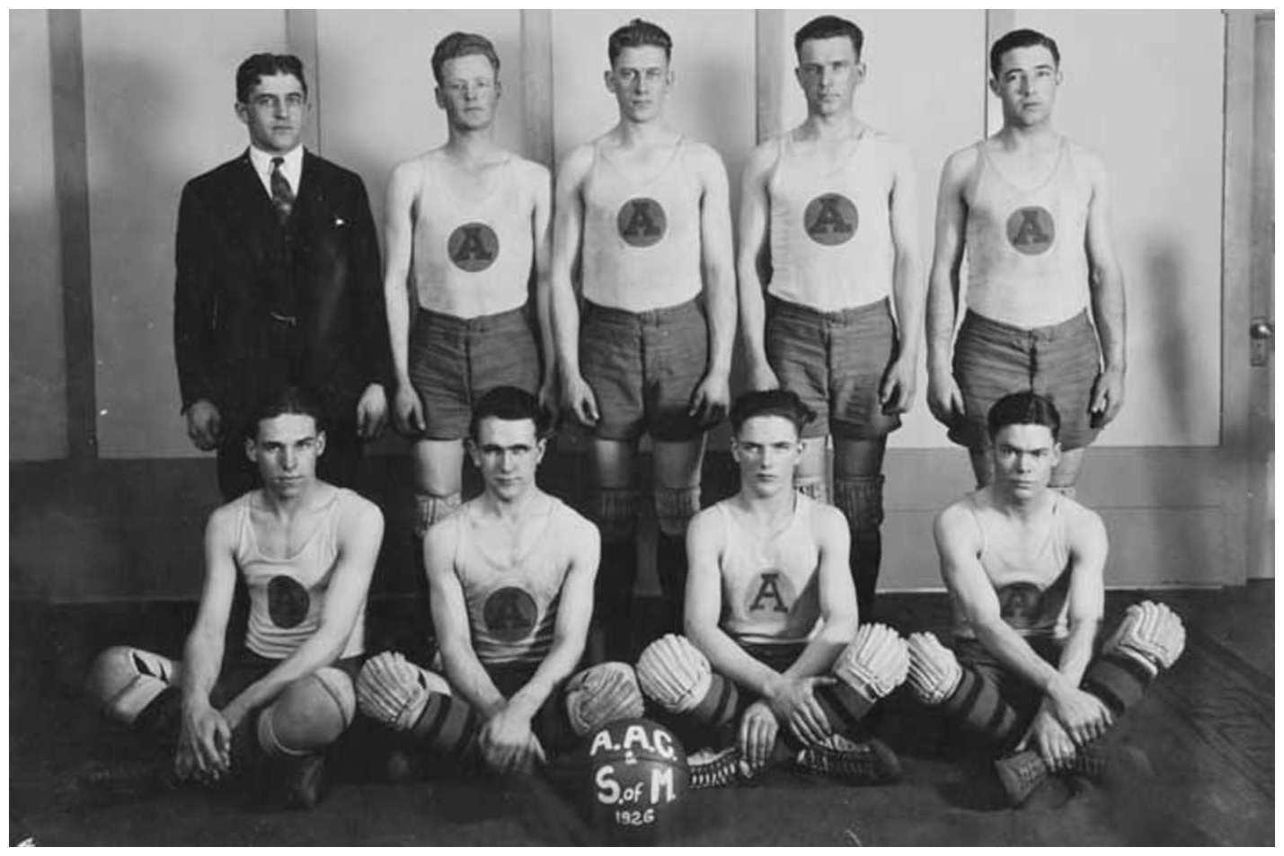 Men's basketball team 1926.  Standing from left to right: Abel (coach), Reed, T. Loftus, A. Loftus, G. Lingo. Sitting: R. Boyd, R. Anderson, D. MacDonald and J. Boswell.