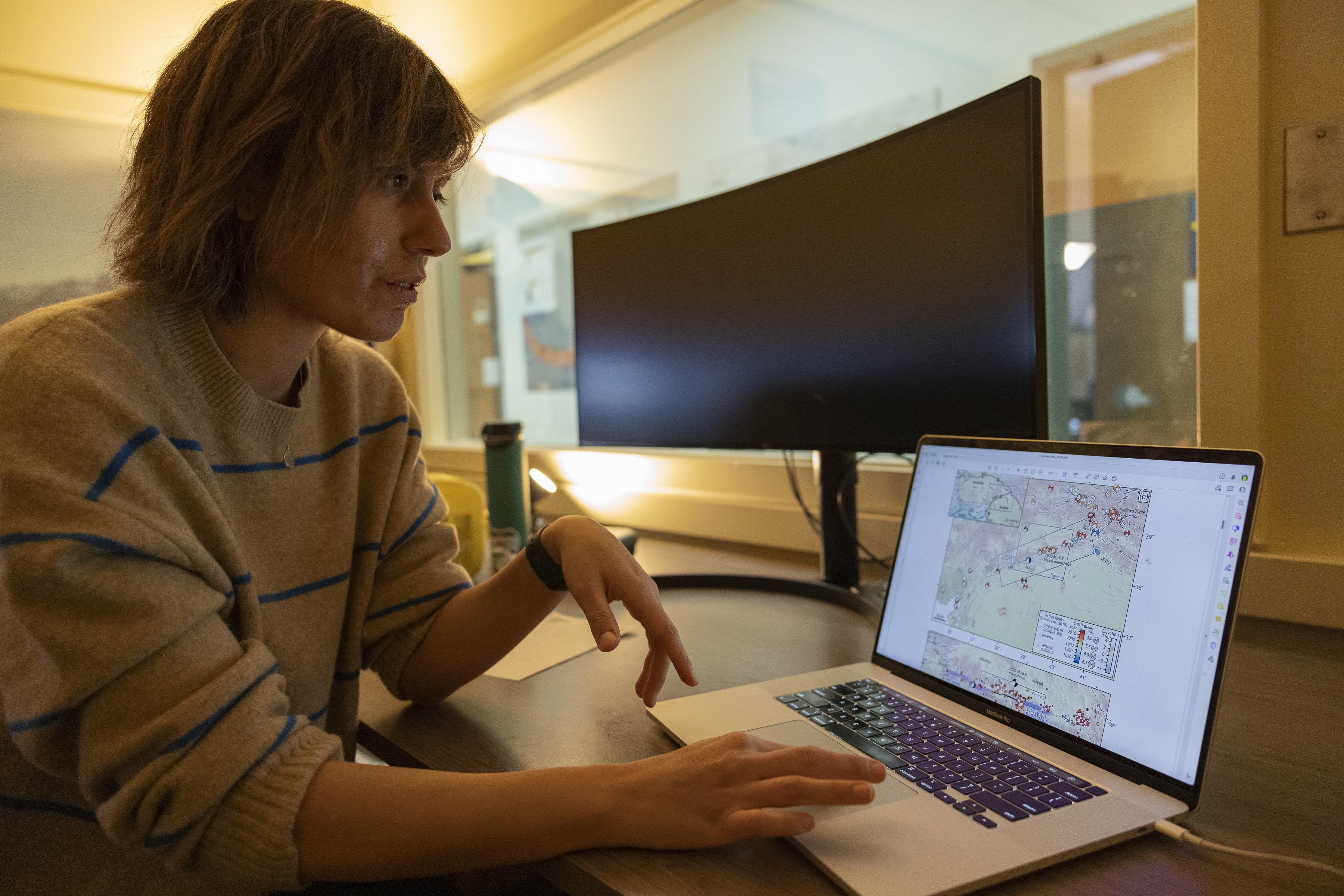 Ezgi Karasözen and computer