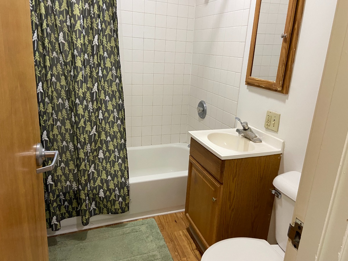 Garden apartments bathroom